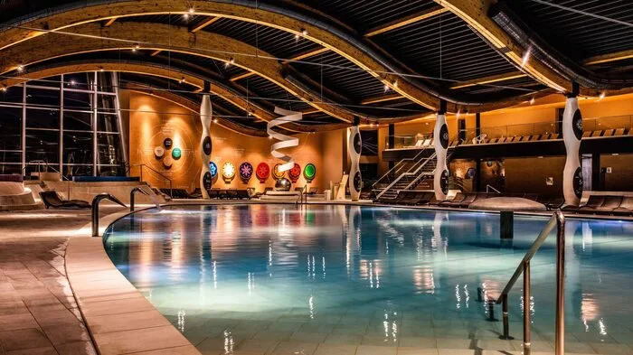 In Sveti Martin na Muri im Nordosten Kroatiens sprudelt eine Thermalquelle mit einer Durchschnittstemperatur von 35 Grad Celsius. Ihr Wasser wird in der Therme Sveti Martin mit Vier-Sterne-Hotel, Wellnessbereich und Sportmöglichkeiten auf einem 27 Hektar große Areal genutzt. 
