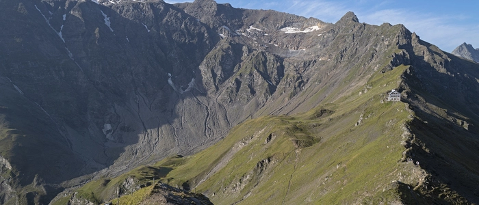 Das Niedersachsenhaus am Fuße des Schareck liegt in der Riffelscharte zwischen dem Rauriser- und Gasteinertal