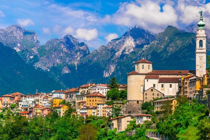 1999 ging der Titel in den Norden Italiens: nach Belluno. Die Stadt am Fluss Piave nennt man auch „Venedig der Dolomiten“.