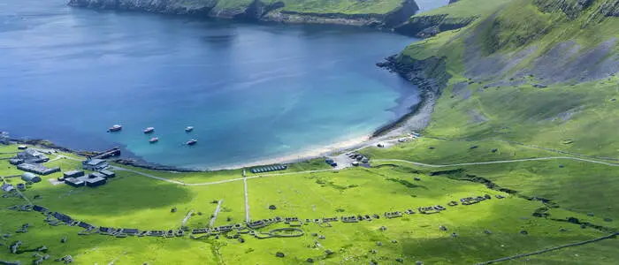 In der Village Bay vor Hirta können kleine Kreuzfahrtschiffe über Nacht vor Anker gehen