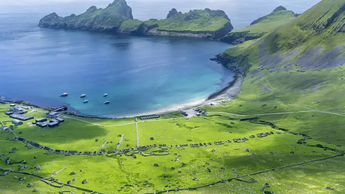 In der Village Bay vor Hirta können kleine Kreuzfahrtschiffe über Nacht vor Anker gehen