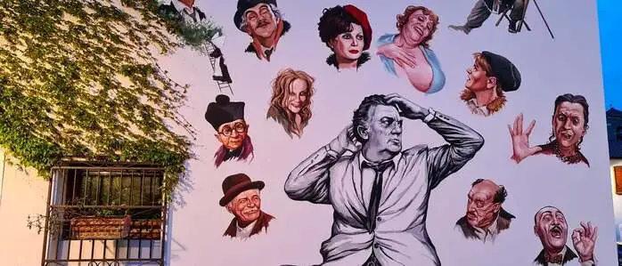 Regisseur Federico Fellini, umgeben von seinen Filmfiguren