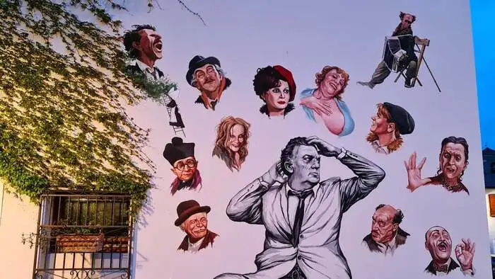 Regisseur Federico Fellini, umgeben von seinen Filmfiguren
