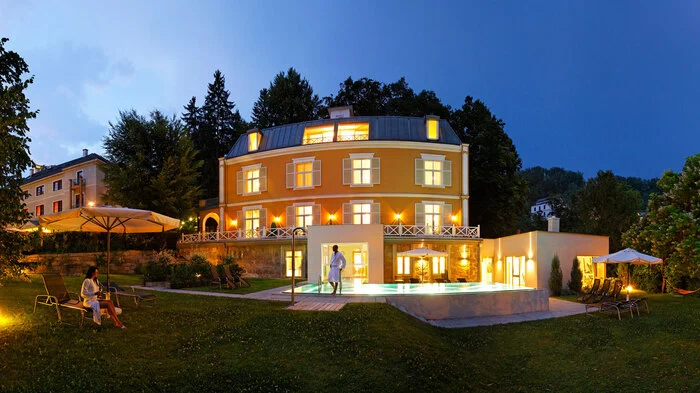 Beim Kurzentrum in Bad Gleichenberg liegt die charmante Villa Gleichenberg, die im Relax-Guide mit zwei Lilien und 15 Punkten dekoriert wurde.