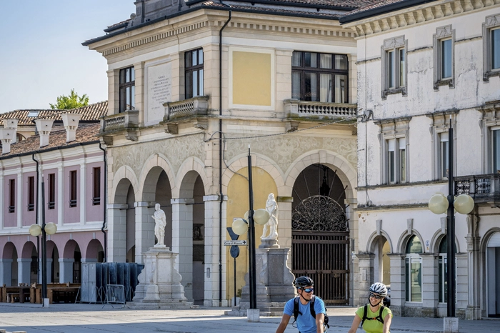 Palmanova. Die Stadt der neun Ecken gilt als bedeutendstes Modell der Militärarchitektur. Drei Stadttore gewähren Zugang zum Ortskern. Palmanova ist Teil des Unesco-Weltkulturerbes. Besucher lieben den großen, lebendigen Platz mit Straßencafés und Geschäften. Sehenswert: die Verteidigungsanlagen außerhalb der Stadt. Kostenswert: Ristorante Al Convento.