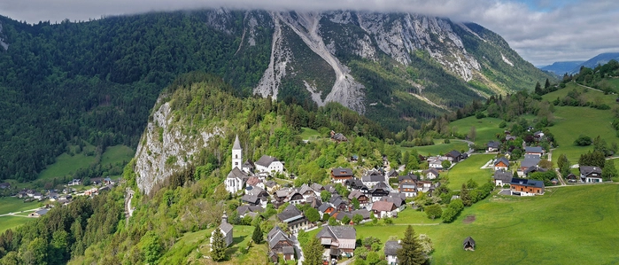 Von Pürgg geht es entlang des Kirchenwegs<strong> </strong>zum Gipfelkreuz am Gindlhorn