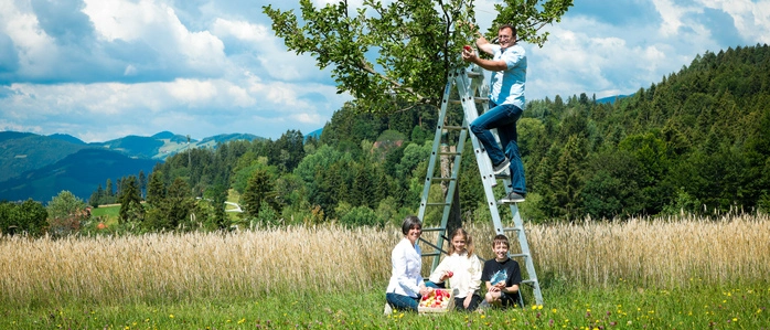 Stefanie Schuster und Alois Wilfling mit zwei der fünf Kinder, Rosa und Jonathan