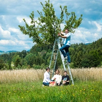 Stefanie Schuster und Alois Wilfling mit zwei der fünf Kinder, Rosa und Jonathan