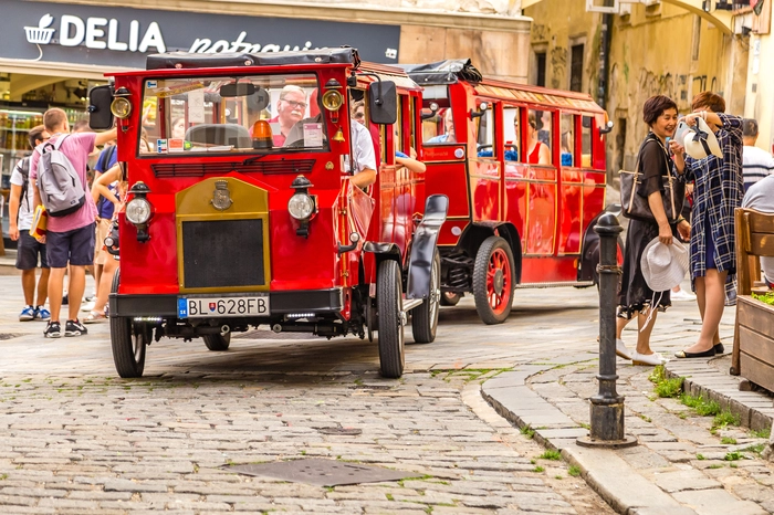 Oldtimer City Tours. Einen guten Überblick über die Altstadt bekommt man bei einer Tour mit einem Oldtimerbus. Dabei führt die Fahrt vom Donauufer bergauf zum Burgberg, wo man genug Zeit für eine Umrundung hat. Weiter geht es durch das Villenviertel bis hinauf zum Platz der Freiheit, wo sich im Mittelalter Weingärten befanden und heute ein Kriegerdenkmal an die Verluste im Zweiten Weltkrieg erinnert. Vorbei an Palais aus dem 18. Jahrhundert, Jugendstilvillen und modernen Bauten führt die Panoramatour entlang der wichtigen Sehenswürdigkeiten. 
