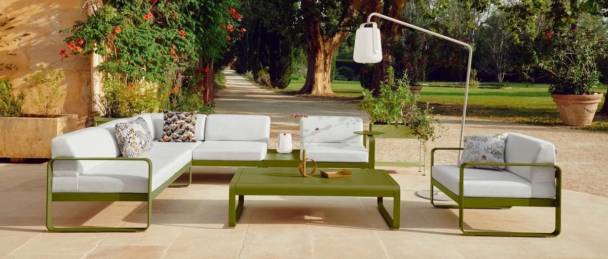 Outdoor-Sofa-Serie „Bellevie“ aus pulverbeschichtetem Aluminium von Fermob