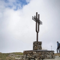Das kunstvoll gestaltete Gipfelkreuz auf dem Gaugen hat die Form einer Stimmgabel