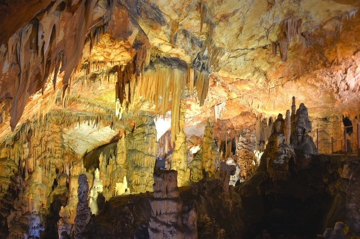 Vranjača-Höhle. Bei der Entdeckung dieser Höhle in der Nähe von Split führte wie so oft der Zufall Regie. Eigentlich wollte Stipe Punda nur eine verletzte Taube retten, die sich in einem Felsspalt verkrochen hatte – und stieß 1903 dabei auf eine unterirdische Welt auf seinem Grundstück. Die exaltierten Formen von Stalaktiten und Stalagmiten hat in der Vranjača-Höhle eine besondere Strahlkraft, weil die Kristalle für einen Glitzereffekt sorgen. 