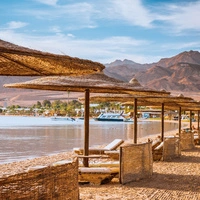 Sonnenbaden an den Stränden des Roten Meers in Ägypten