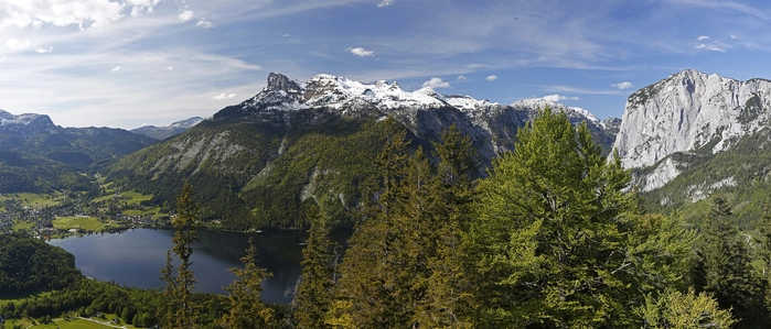 Die Wanderung zur 14 Meter hohen Aussichtswarte am Tressenstein bietet einen spektakulären Blick auf Altaussee, Grundlsee und Dachstein