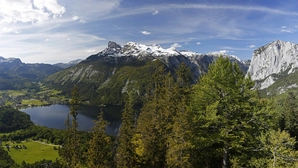 Die Wanderung zur 14 Meter hohen Aussichtswarte am Tressenstein bietet einen spektakulären Blick auf Altaussee, Grundlsee und Dachstein