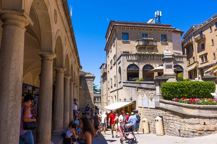 Historische Zentren. San Marino gilt als älteste bestehende Republik der Welt, ist der drittkleinste unabhängige Staat in Europa und die Enklave in Italien zählt heute knapp 34.000 Einwohner. Dank ihrer Lage auf dem Gipfel des Monte Titano wurden die historischen Stadtkerne von sämtlichen städtebaulichen Veränderungen seit Beginn des Industriezeitalters bis zum heutigen Tag verschont.