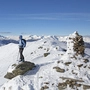 Steinmännchen auf dem namenlosen Höhenrücken: Der späte Schneefall im März sorgt auf den Kärntner Nockbergen für winterliche Verhältnisse