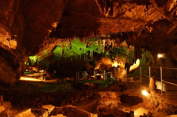 Vrelo-Höhle. Der „Bischof“, die „Mutter Gottes“ oder die „Zwerge“: Mit etwas Fantasie erkennt man diese Figuren in den Felsformationen der Vrelo-Höhle in der Nähe von Fužine. Je nachdem, wie viel es zuvor geregnet hat, spaziert man beim Besuch der Höhle sogar entlang eines unterirdischen Flusses, indem sich die reich geschmückte Decke spiegelt. 