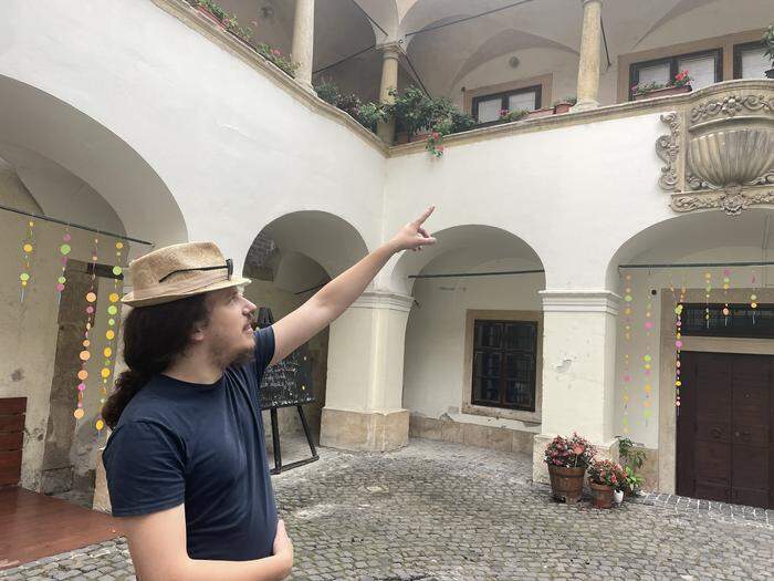 Guide Marton Szabo erklärt den Arkadenhof im Eggenberg-Haus