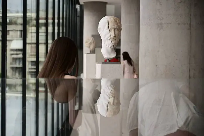 Museen. Unweit des Eingangs zur Akropolis steht das Akropolismuseum, es beherbergt eine der weltweit größten und wertvollsten Sammlungen antiker griechischer Kunst. Und bietet jede Menge Plexiglas-Fenster im Boden, die den Blick auf das verborgene Innere freigeben – denn wie so ziemlich alles in Athen ist das Neue auf den Ruinen des Alten gebaut. Während im Sommer alle am Nachmittag in das klimatisierte Museum strömen, kann man im Winter in aller Ruhe die Statuen, die Farben und die uralte Geschichte auf sich wirken lassen. Das gilt natürlich auch für das Archäologische Nationalmuseum, das Nationale Historische Museum, die frisch renovierte Nationalgalerie oder das Goulandris-Museum für zeitgenössische Kunst.