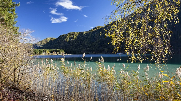 Karibik-Feeling in Kärnten: Das türkisblaue Wasser am Weißensee leuchtet mit den Herbstfarben um die Wette