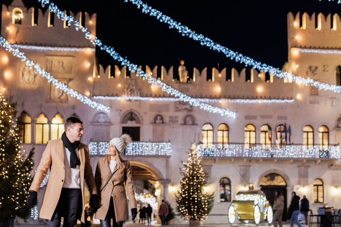 Koper. Die Hafenstadt an der Adriaküste inszeniert Weihnachten bis zum 7. Jänner mit „Fantazima“. Fast täglich werden Konzerte gegeben, die Altstadt ist festlich dekoriert, es gibt einen Eislaufplatz, nur einen Steinwurf vom Meer entfernt. Die Jüngsten werden von den Lichtbildern der Tiere im Hlavatyjev-Park zwischen dem Marktplatz in Koper und der Semedelska-Promenade am meisten begeistert sein.