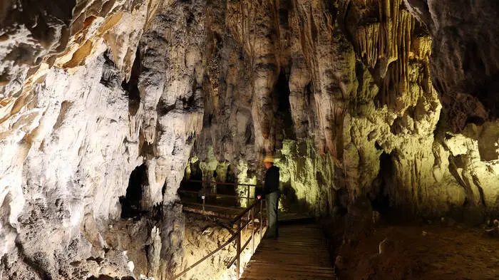 Barać-Höhlen. Die Unterwelt der Region Plitvice besteht aus insgesamt 150 Höhlen, von denen nur mehr die von Barać besichtigt werden können. Auf geführten Touren gewähren die Tropfsteinhöhlen in der Nähe von Rakovica Einblicke in den einstigen Lebensraum der Höhlenbären und archäologische Entdeckungen, wie ein Bronzehalsband aus dem Mittelalter. Höhepunkt jeder Tour ist allerdings, wenn der Guide für ein paar Augenblicke alle Lichter in der Höhle ausschaltet. 