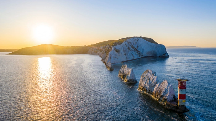 Isle of Wight. Schon im zarten Alter von 25 Jahren dachte Paul McCartney im Song „When I’m Sixty-Four“ laut darüber nach, im Sommer später einmal ein Ferienhäuschen auf der Isle of Wight zu mieten. Und man kann auch verstehen, warum Queen Victoria und ihre Familie Osborne House auf dem durch den Solent vom englischen Festland getrennten Eiland London oder anderen Landsitzen vorzogen. Die Insel ist im Sommer fest in einheimischer Hand – kaum ein Kontinentaleuropäer vermutet im vermeintlich verregneten Großbritannien so mildes Klima, das Palmen, meterhohe Natternköpfe, feurig gefärbte Fackellilien und andere exotische Gewächse gedeihen lässt.