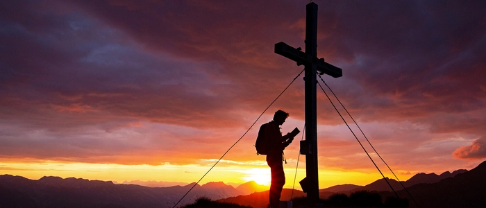 Stimmungsvoller Sonnenaufgang am Gipfel der Guschen in den Schladminger Tauern