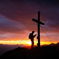 Stimmungsvoller Sonnenaufgang am Gipfel der Guschen in den Schladminger Tauern