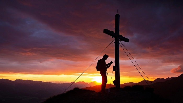 Stimmungsvoller Sonnenaufgang am Gipfel der Guschen in den Schladminger Tauern