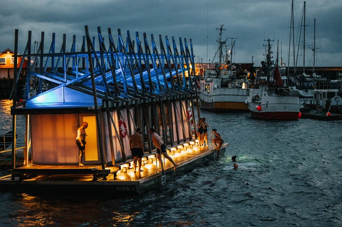 Hafen. Zwischen Segelbooten, Fischkuttern und auch Kreuzfahrtschiffen tummelt sich im Hafen von Bodø eine besondere Attraktion. In einem schwimmenden Holzhäuschen tun die Norweger, was man in Skandinavien generell am liebsten tut – in die Sauna gehen. Die Pust-Sauna hat täglich von 6 bis 23 Uhr geöffnet und bietet Platz für bis zu 14 Personen. Zur Abkühlung danach springt man einfach ins Hafenbecken. Tickets bucht man unter www.pust.io