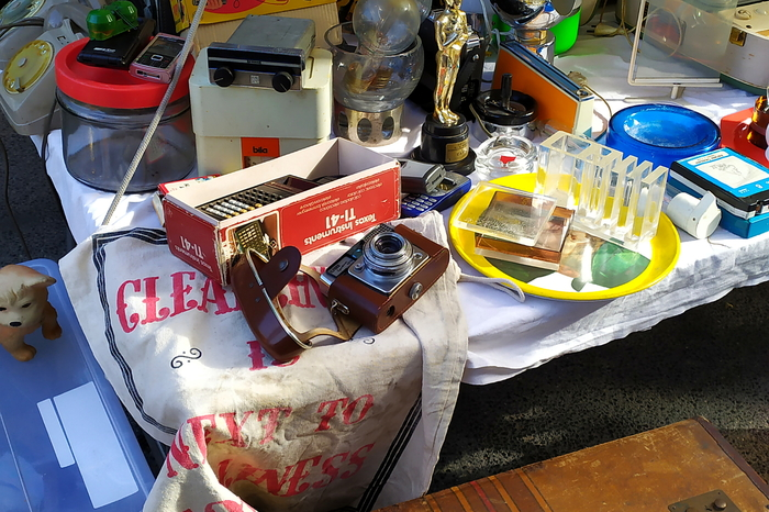 Porta Portese Flohmarkt. Hier findet man alles was man braucht und jemand anderer nicht mehr benötigt. Der Markt breitet sich sonntags rund um die Via Portuense über mehrere Gassen aus. Wer eher auf der Suche nach Essbarem ist, dem empfehlen sich Markthallen wie der Mercato Trionfale oder der Nuovo Mercato Esquilino.