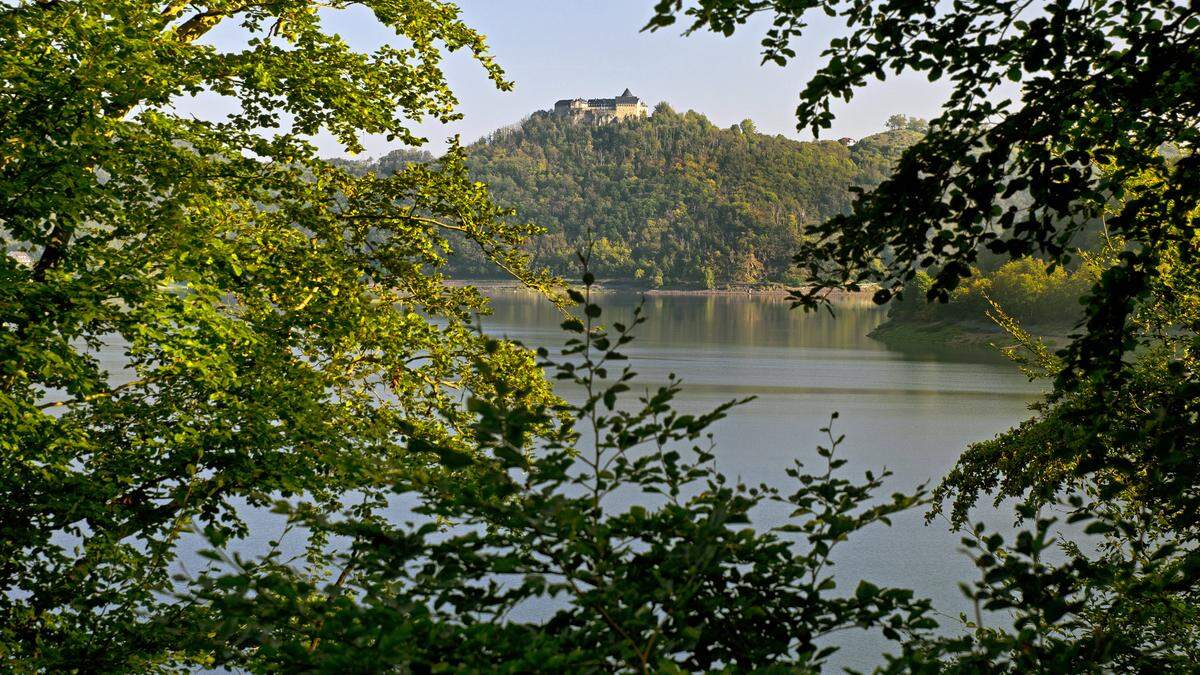 Das Schloss Waldeck hoch über dem Edersee