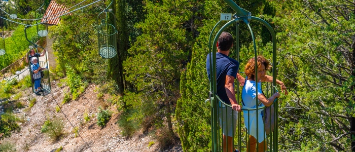 Die Seilbahn mit „Stehkäfigen“ auf den Monte Ingino in Gubbio
