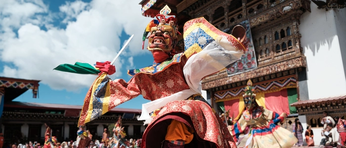 Die dreitägigen Feste in den Klöstern sind geprägt von Maskentänzen. Sie haben einen buddhistischen Hintergrund, sind aber auch ein großes Volksfest