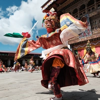Die dreitägigen Feste in den Klöstern sind geprägt von Maskentänzen. Sie haben einen buddhistischen Hintergrund, sind aber auch ein großes Volksfest