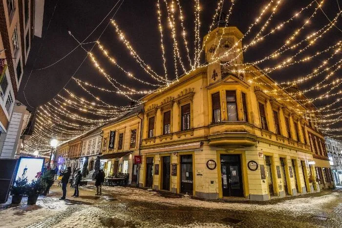 Maribor. Die sogenannten „magischen Fäden“ – also Lichterketten – spannen sich im Advent über die Straßen im Zentrum Maribors, während das Weihnachtsdorf mit den Marktständen seine Zelte auf dem Hauptplatz aufgeschlagen hat. Unübersehbar: das 33 Meter hohe und illuminierte Riesenrad. Kleine Besucher lockt die Feenstadt mit Shows, Workshops, Konzerten und Ausstellungen. 