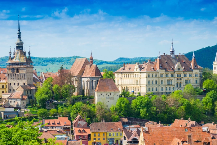 Sighișoara: Im schönen rumänischen Siebenbürgen ist die Stadt eine besondere Perle. Das historische Zentrum mit der Burg ist Teil des Unesco-Welterbes und umfasst unter anderem den Stundturm sowie die alte Stadtbefestigung. Zu entdecken gibt es auch das Erbe der Gilden oder der Siebenbürger Sachsen. Zudem soll die Vorlage für Dracula, Vlad der Pfähler, in Sighișoara geboren worden sein.
