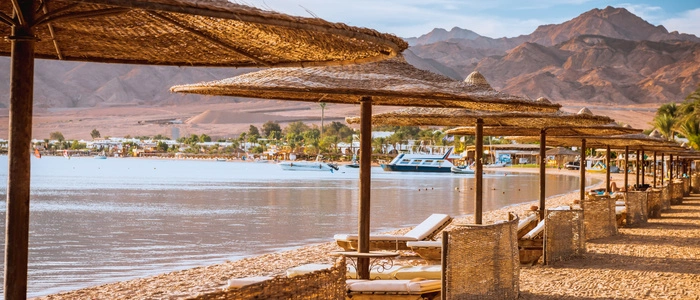 Sonnenbaden an den Stränden des Roten Meers in Ägypten