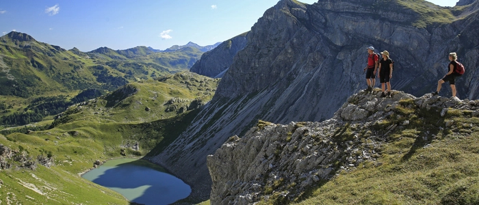 Blick über den Wildsee auf die Gipfel des Skigebiets Obertauern
