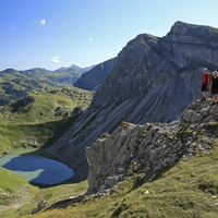 Blick über den Wildsee auf die Gipfel des Skigebiets Obertauern