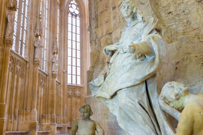 Franziskanerkirche. Die älteste erhaltene Kirche befindet sich im Zentrum von Bratislava. Zum Gedenken an den Sieg über den böhmischen König Ottokar II. Přemysl in der Schlacht von Marchfeld ließ der ungarische König Ladislaus IV. die Franziskanerkirche errichten. In einer Kapelle findet man das größte Barockgemälde in der Slowakei, mit einer Größe von 5 mal 5,65 Metern. Es zeigt die „Königin der Engel“ und stammt aus den Jahren 1730 bis  1740. Im benachbarten Franziskanerkloster wurde 1526 der erste Habsburger zum König von Ungarn gewählt: Mit Ferdinand I. regierte die Habsburgerdynastie fast 400 Jahre lang über die ungarischen Länder. Ein Aufstieg auf den Turm wird mit einem wunderbaren Blick über die Stadt belohnt
