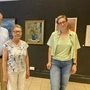 Drei Personen stehen in einer Kunstgalerie
