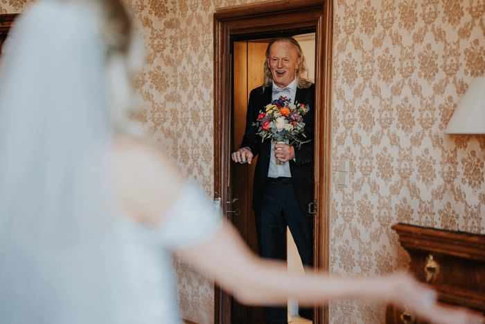 Der „First Look“ mit Brautvater Karl „Charly“ Kamper