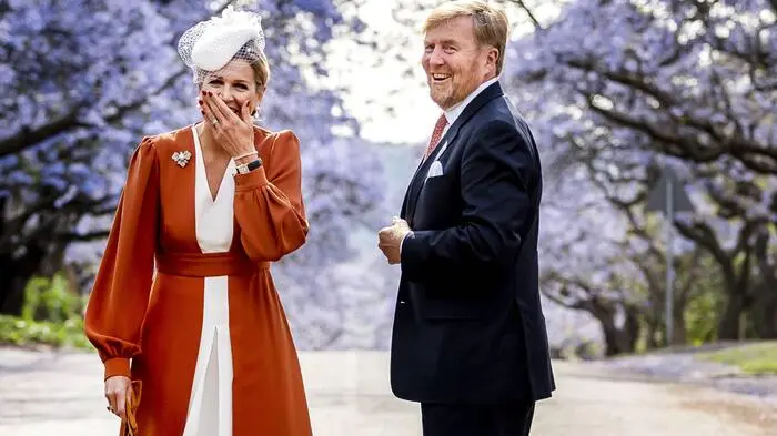 Da staunten die beiden: Königin Maxima (52) und König Willem-Alexander (56) weilen derzeit in Südafrika auf Staatsbesuch. Bei einem Fototermin lief plötzlich ein Mann mit Anzug durchs Bild und ließ die beiden niederländischen Royals verblüfft zurück. Sie haben es mit anscheinend mit einer großen Portion Humor genommen. 