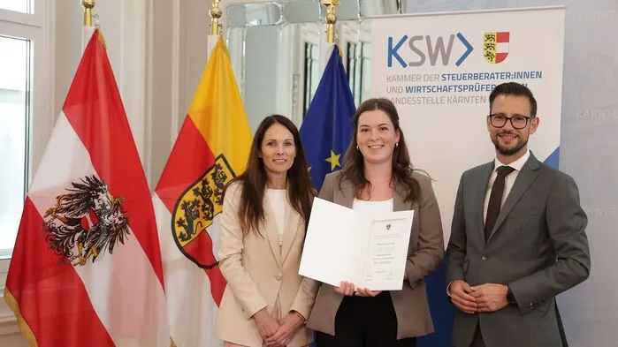 Präsidentin Ingrid Gritschacher, Neo-Steuerberaterin Sabrina Marktl, Landesrat Sebastian Schuschnig - sie stehen in einer Reihe, Marktl hält die Urkunde in den Händen