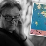 Der Künstler blickt auf einem Schwarz-Weiß-Bild in die Kamera. Als Bild im Bild sieht man sein Werk mit dem Titel „Sommerwind“