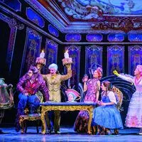 Schwungvolle Leichtigkeit: Szene aus „Die Schöne und das Biest“ am Wiener Raimund Theater nach dem weltberühmten Disney-Zeichentrickfilm