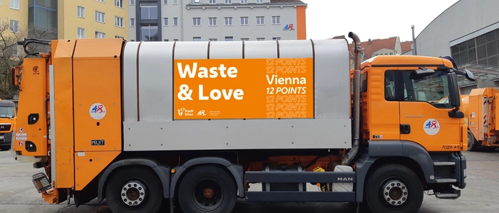 Die Wiener Müllabfuhr mit einem der neuen Schriftzüge, der sich mit „Wasted Love“ von JJ spielt